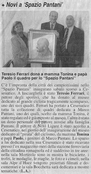 Teresio Ferrari dona a mamma Tonina e papà Paolo il quadro per lo “Spazio Pantani”